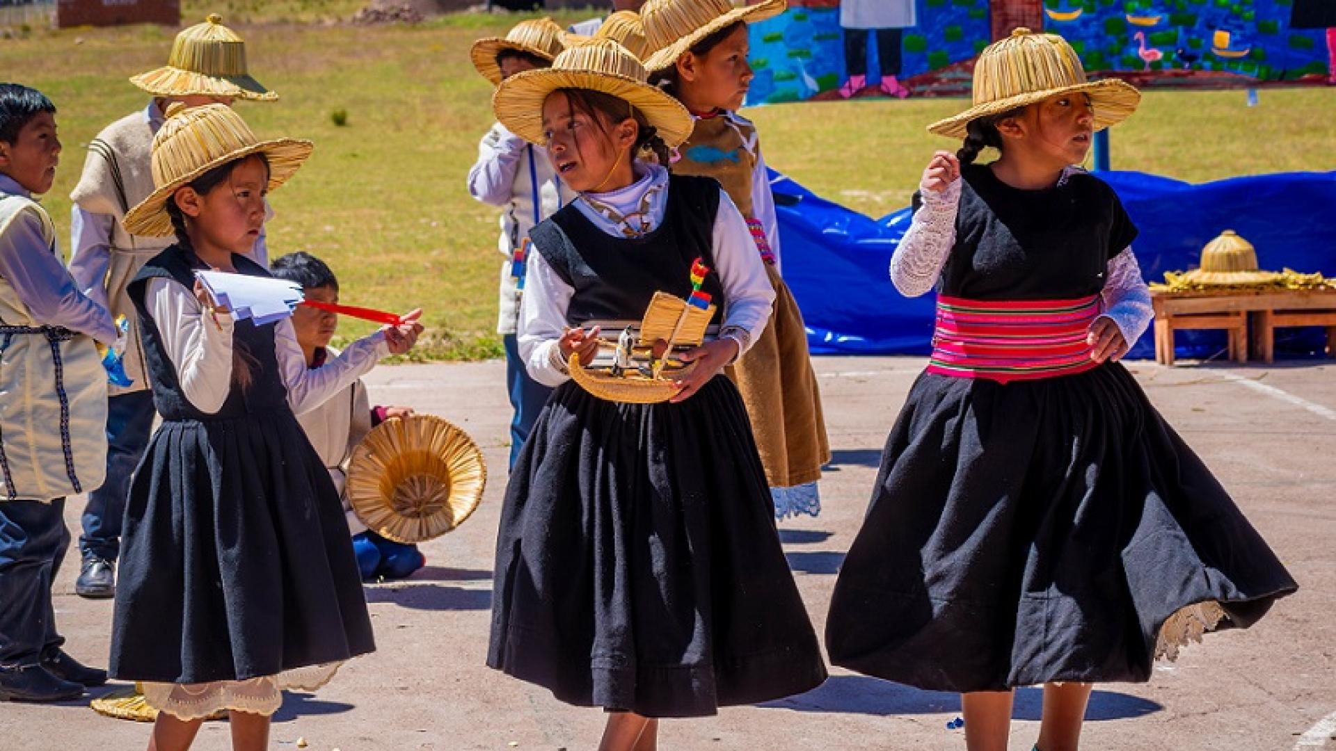 Bolivia. Presentación del cuento bilingüe castellano - Uru Uchumataqo